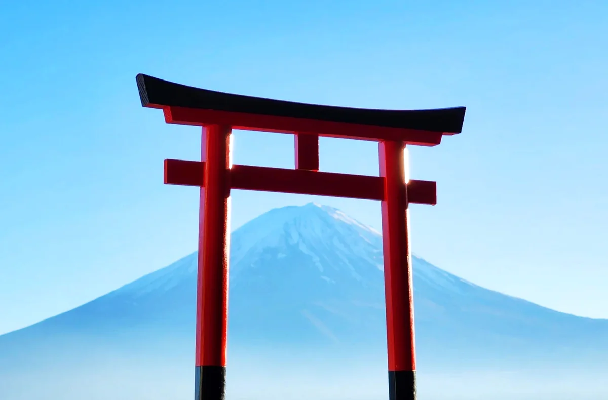 붉은 도리이 사이로 보이는 웅장한 후지산과 푸른 하늘
