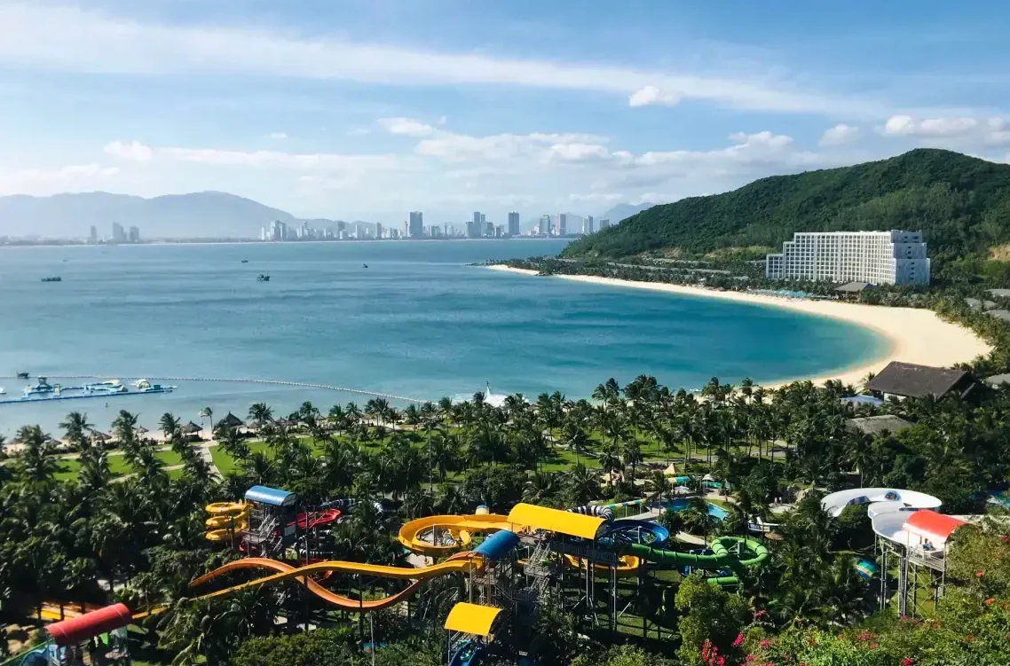 혼 트레 섬 빈원더스의 워터파크와 푸른 해변 전경
