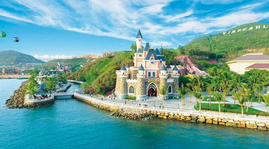 푸른 바다와 어우러진 빈원더스 나트랑의 이국적인 성