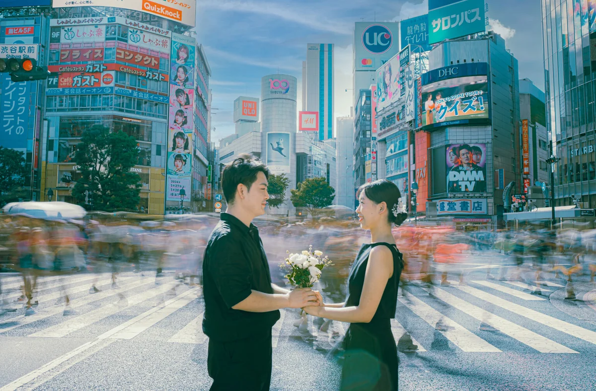 시부야 스크램블 교차로 한복판에서 꽃을 든 연인의 모습