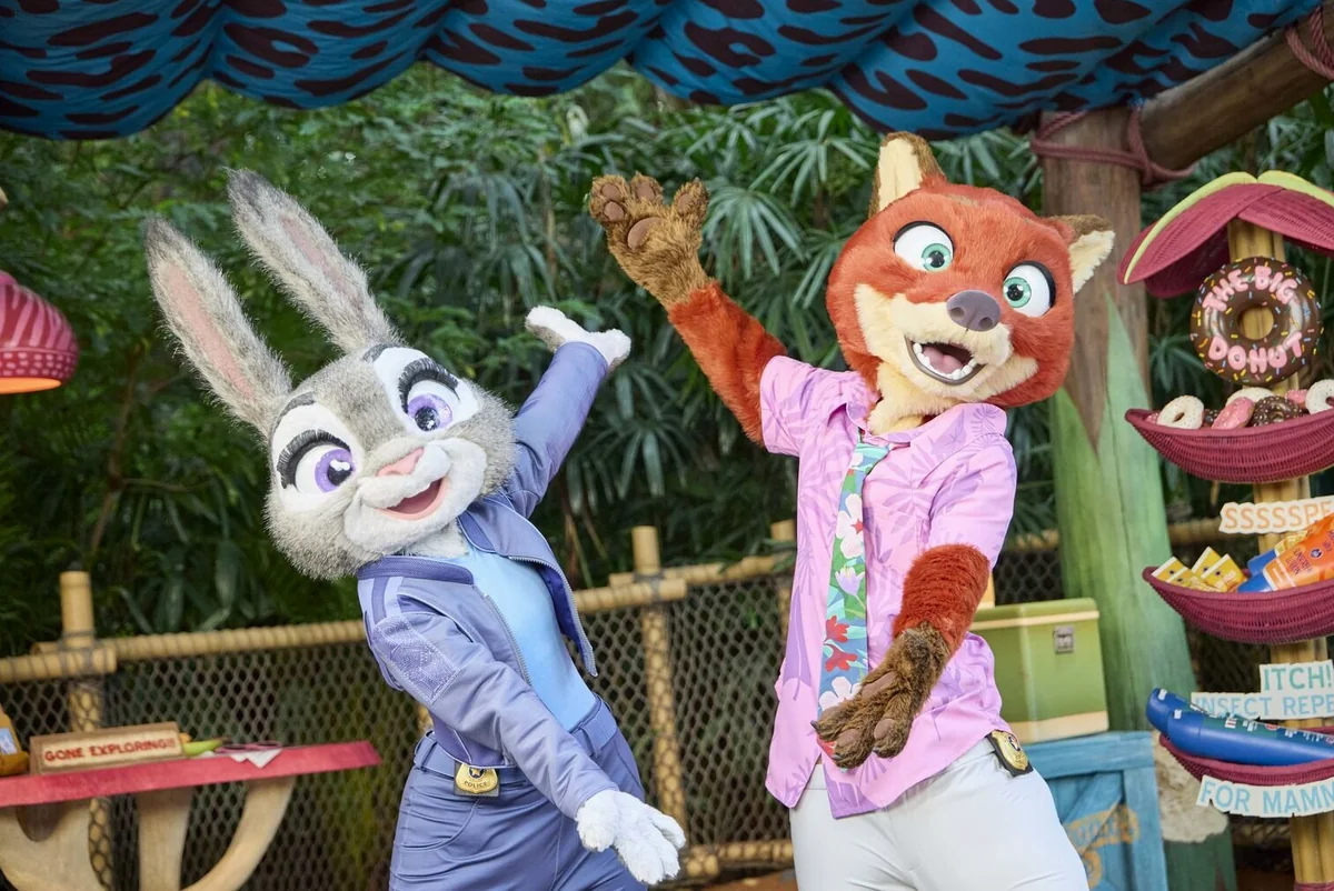 홍콩 디즈니랜드에서 반갑게 인사하는 주디와 닉