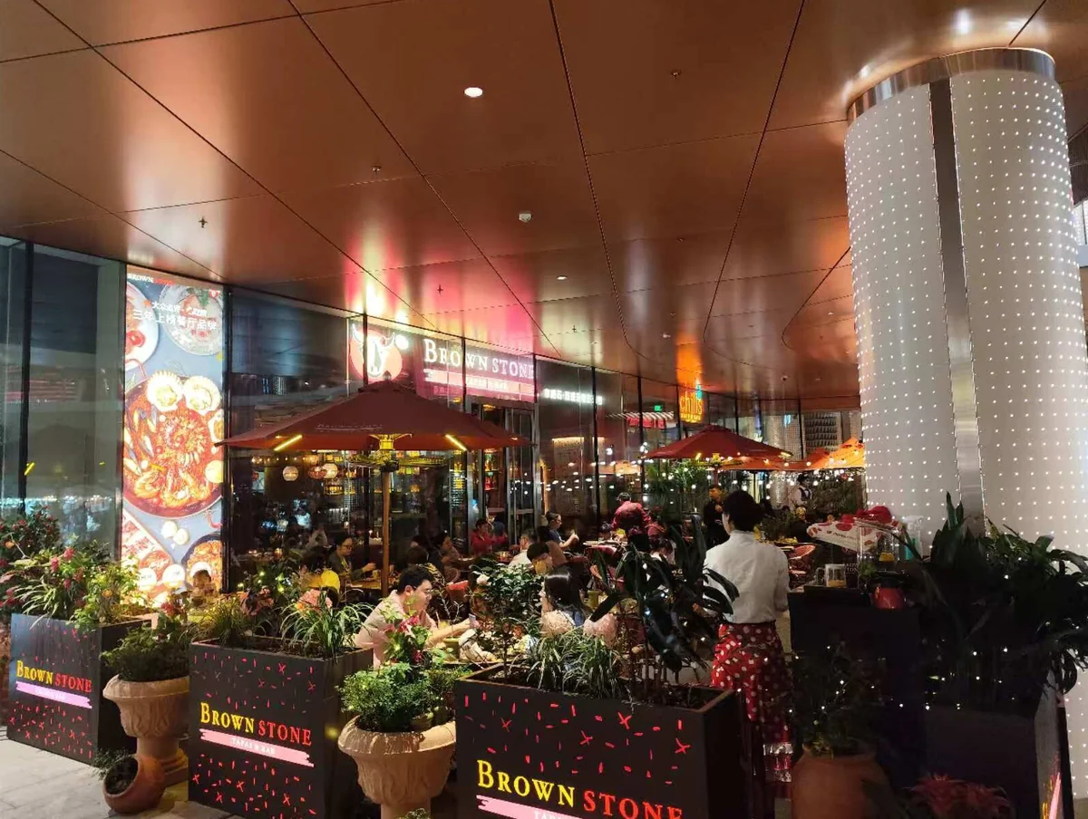 상하이 시내의 세련된 레스토랑 야외 테라스 좌석 모습