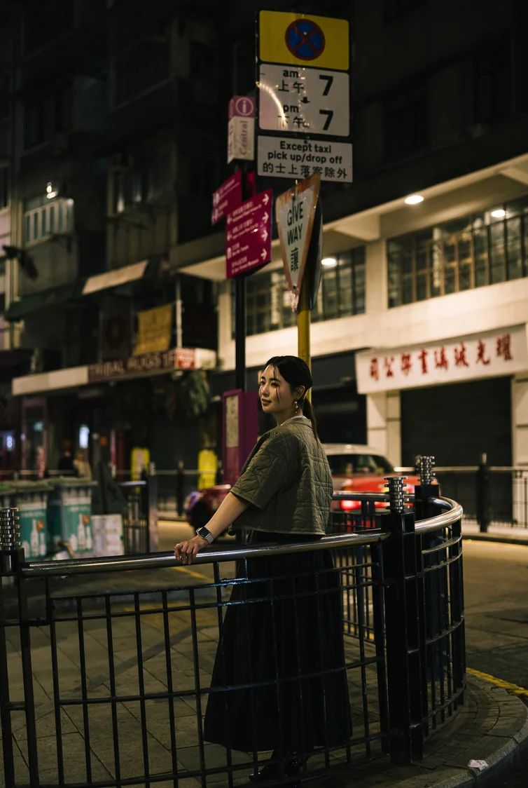 홍콩 센트럴 밤거리 표지판 앞에서 포즈를 취한 여성의 모습
