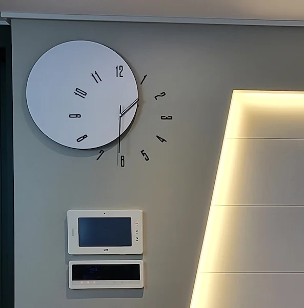 못 없이 완성하는 거실 인테리어 무소음 무타공 벽시계 설치 가이드