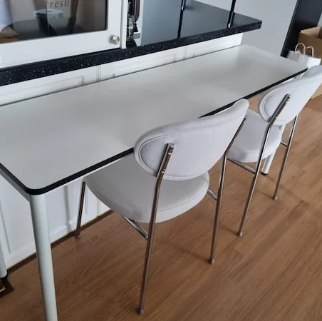 좁은 거실도 넓어 보이게 만드는 1200 사이즈 화이트 라운드 테이블 스타일링 가이드