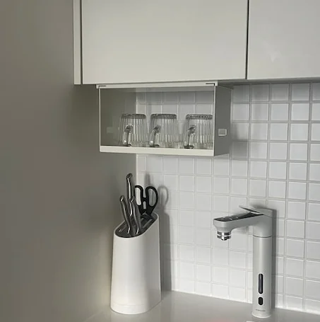 좁은 주방도 2배 넓게 쓰는 컵정리 아이템 9가지와 공간별 수납 노하우