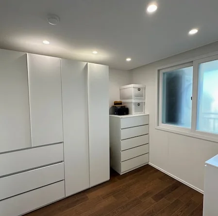 좁은 방 수납 고민 해결해준 키높이 옷장 인테리어 활용 노하우