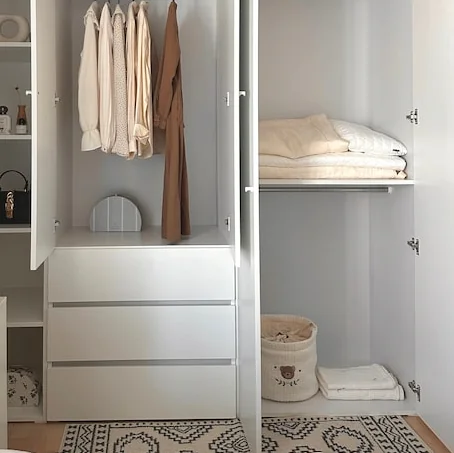 좁은 방 수납 고민 해결해준 키높이 옷장 인테리어 활용 노하우