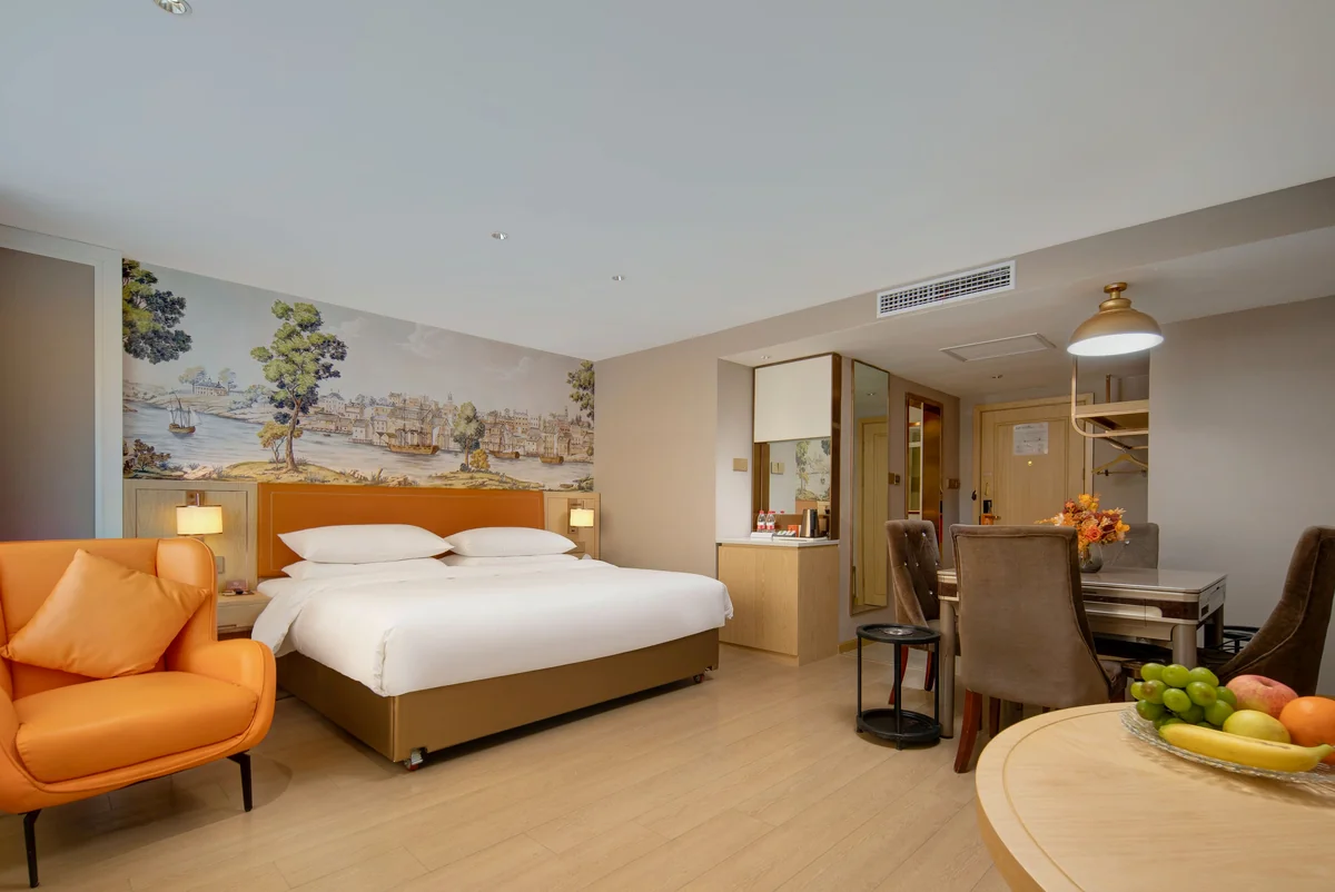 Affordable accommodation in Nanjing with a European-style mural atmosphere.