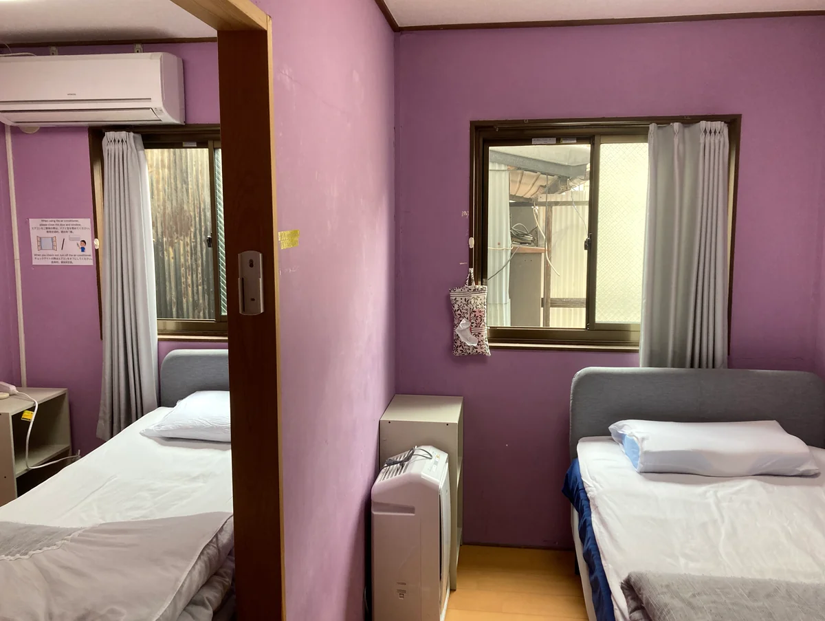 A narrow room at 3,800 yen per night, cheap but difficult to even open a suitcase in.