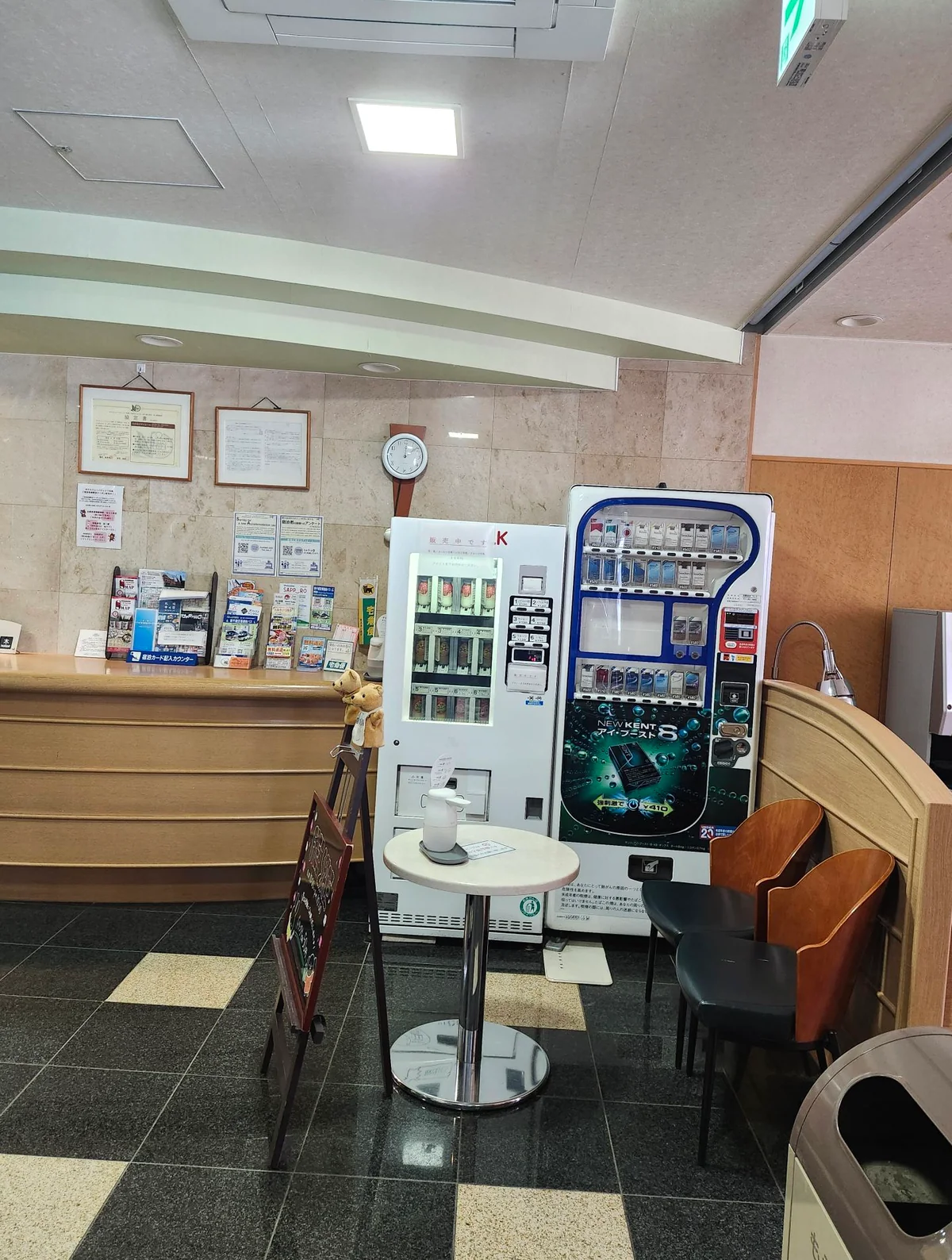Practical lobby configuration suitable for a ¥5,500 per night stay.