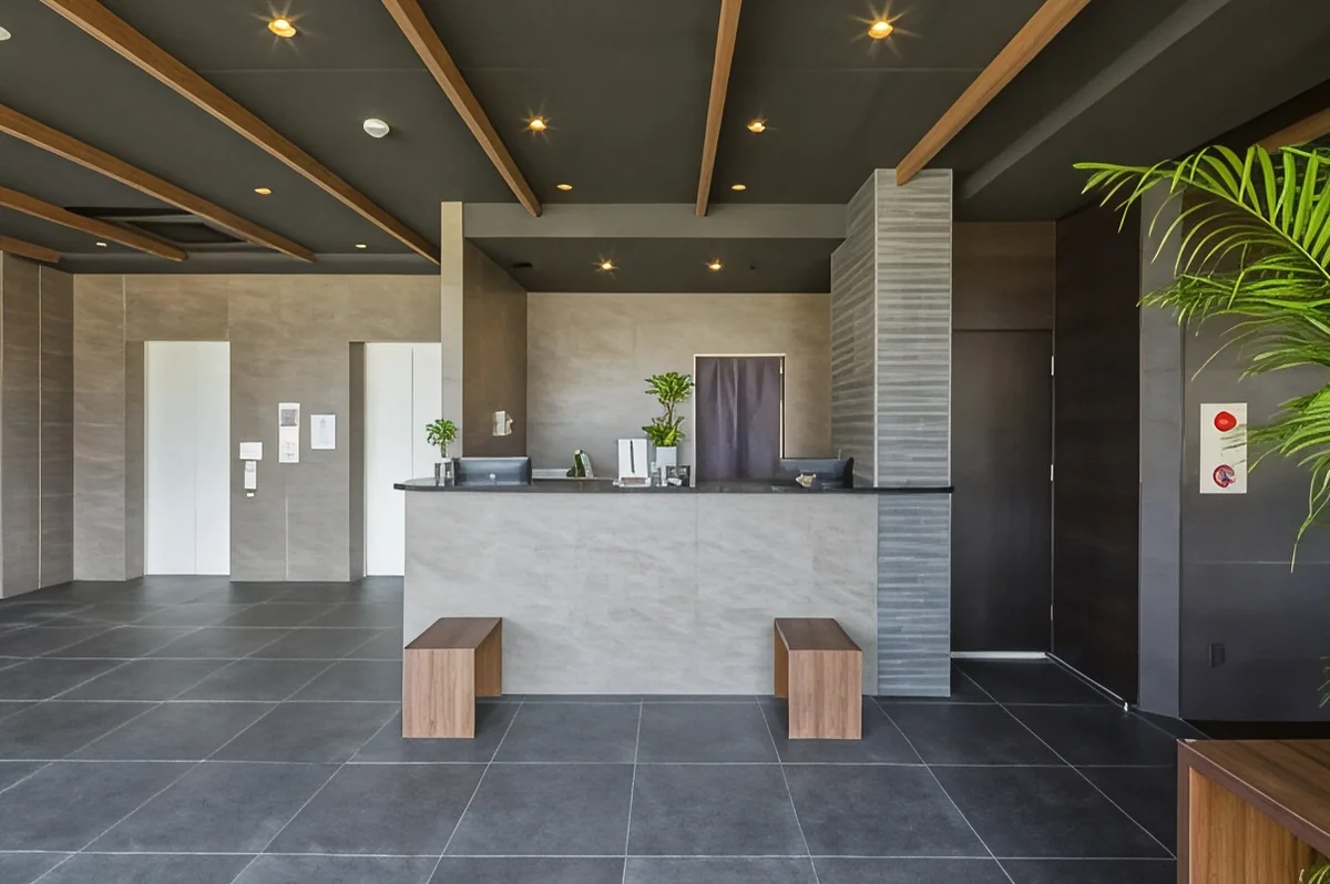 A pleasant and quick check-in space, 8 minutes on foot from the domestic terminal.