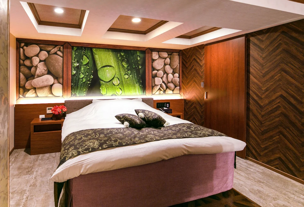 Narumi Station offers spacious and comfortable spaces for around ¥8,000 per night.