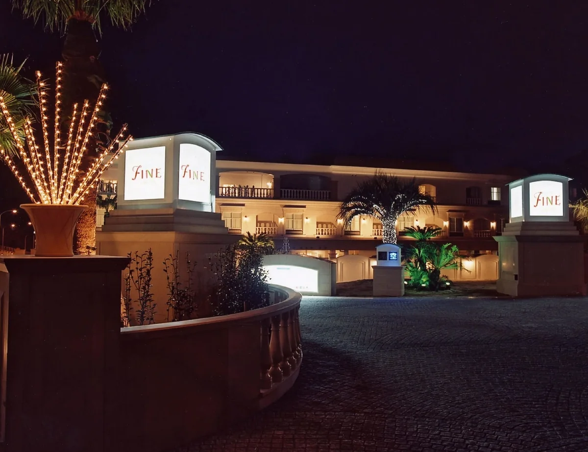 10 minutes by taxi from Yamato-Saidaiji Station on the Kintetsu Nara Line.