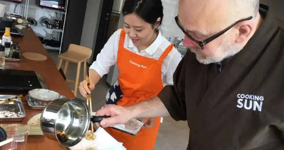 Experience learning the harmony of freshly fried crispy texture and secret sauce