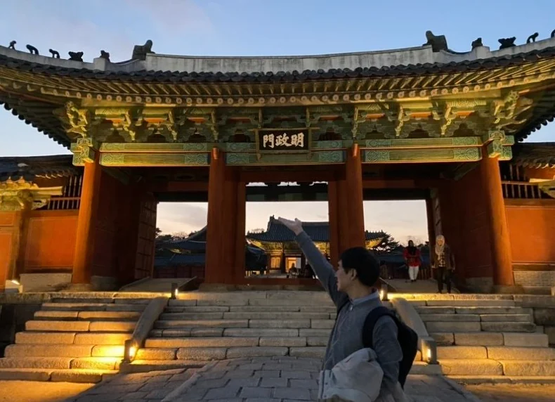 A 10-minute walk from Hyehwa Station Exit 4, the start of a night tour of the old palace