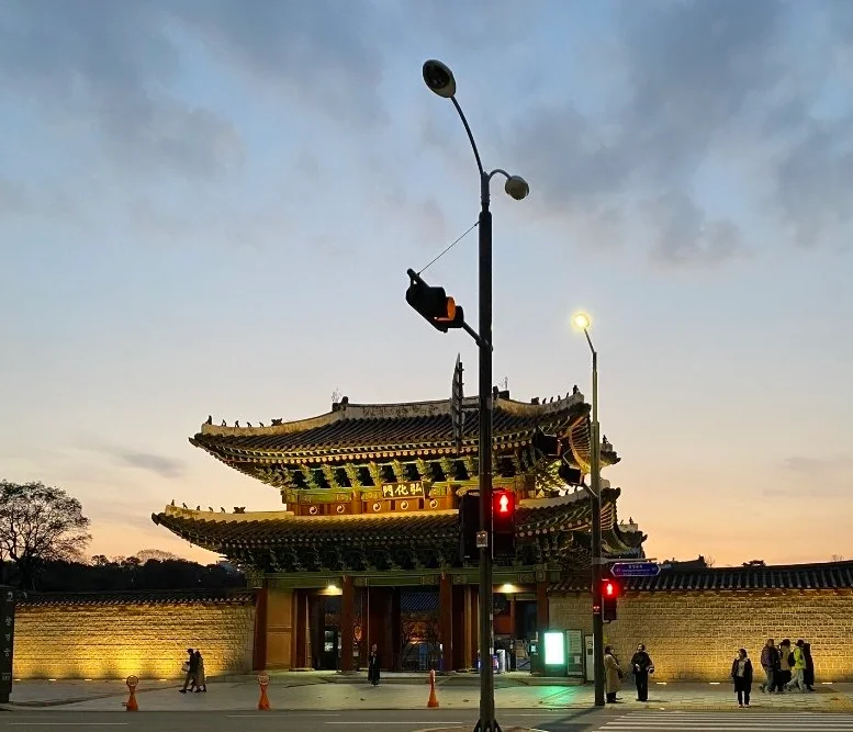 10 minutes from Hyehwa Station Exit 4, a peaceful night stroll for ₩1,000 ($0.75).