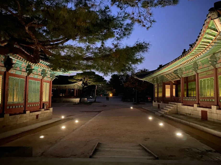 A 10-minute walk from Hyehwa Station, enjoy a ₩1,000 night view stroll without reservations.
