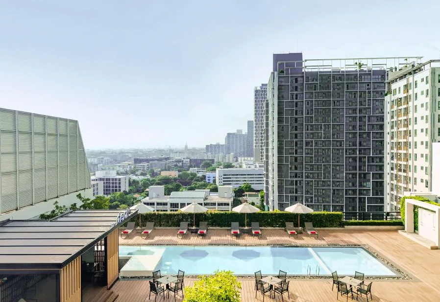 A cost-effective hotel swimming pool with a panoramic view of downtown Sukhumvit.