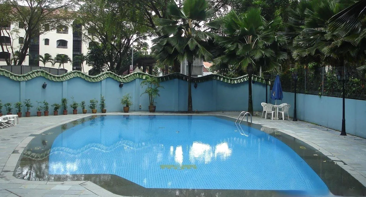 A relaxing space for budget-conscious travelers amidst expensive prices.