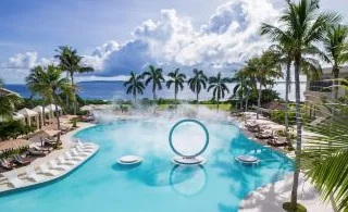 여기 수영장 인생샷 명당이니까 체크인하자마자 달려가세요.