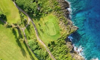 해안 절벽을 따라 설계된 시그니처 홀에서 인생샷 남기기 좋아요.