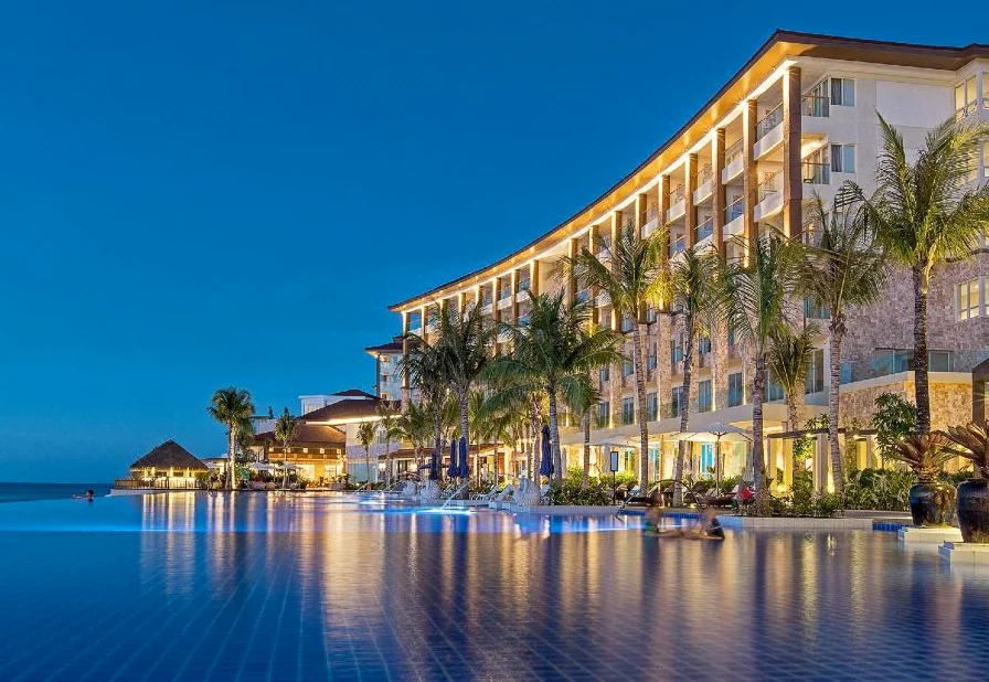 선셋 명당이라 밤수영만 해도 비행기 값 뽑는 기분 들어요