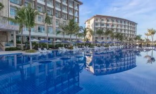 조식 먹고 바로 뛰어가야 명당 썬베드 사수할 수 있는 메인 수영장이에요.